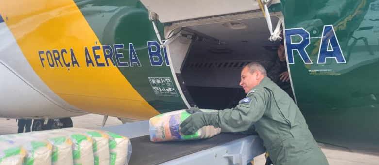 Carregamento de duas toneladas de alimentos que serão enviados para Faixa de Gaza.  O avião parte hoje do Brasil para o Egito