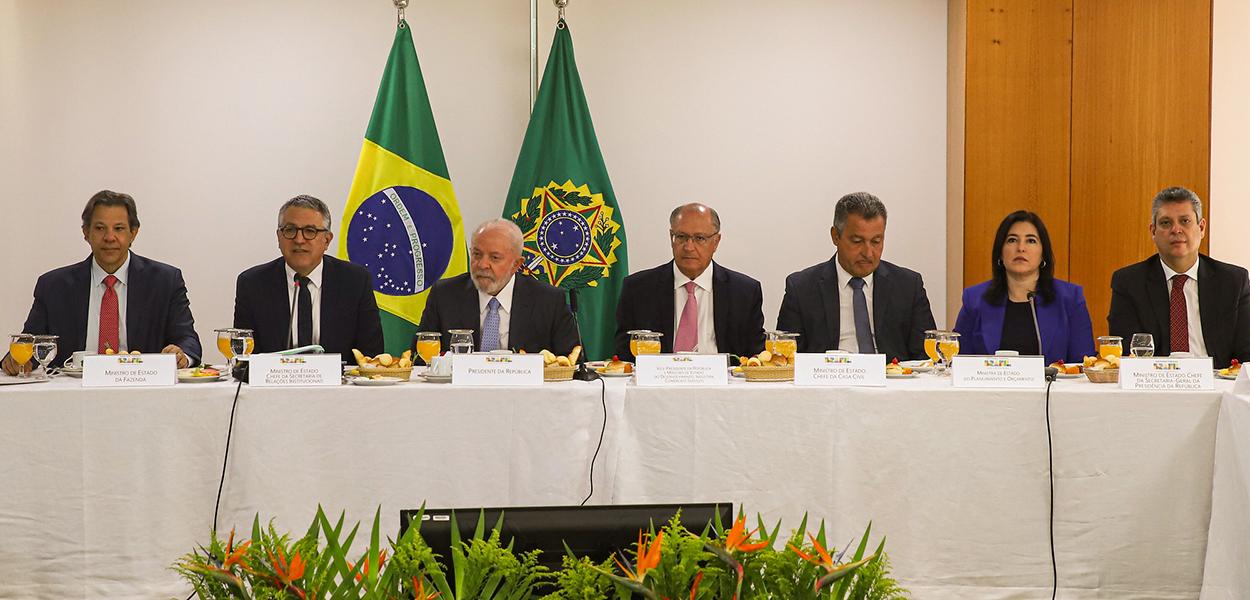 Presidente Luiz Inácio Lula da Silva coordena reunião do Conselho Político da Coalizão, no Palácio do Planlto.