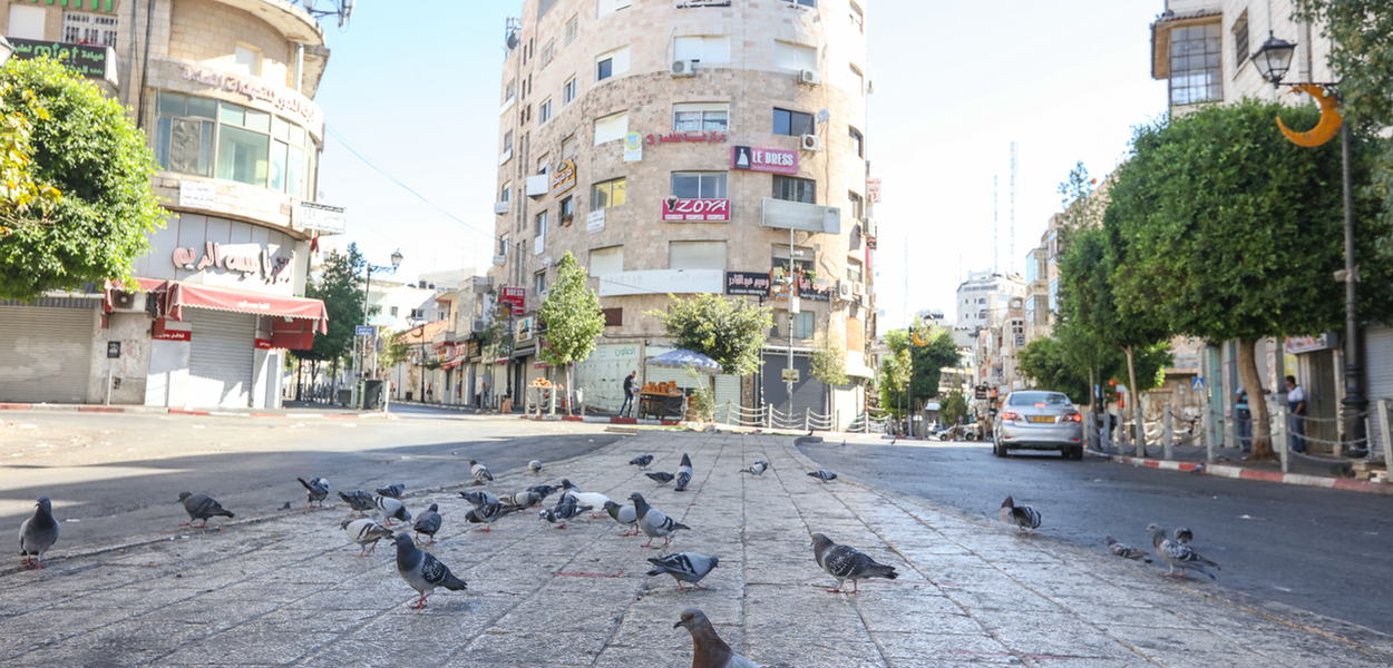 Cidade da Cisjordânia vazia com a realização de greve geral em protesto contra a agressão israelense aos palestinos 