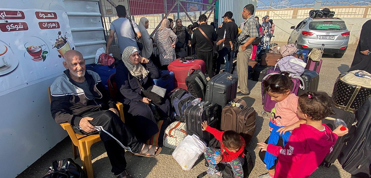 Palestinos com dupla cidadania esperam na fronteira de Rafah com Egito na esperança de obter permissão para sair de Gaza 1/11/2023    REUTERS/Arafat Barbakh