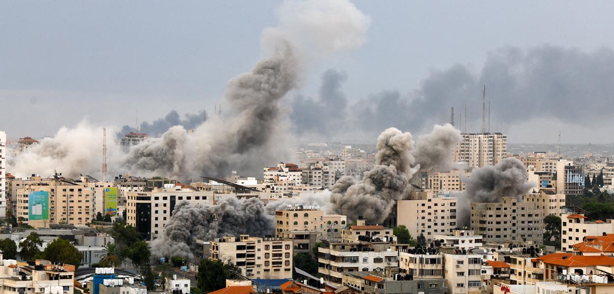 Faixa de Gaza é atacada por Israel
