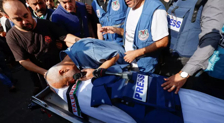 Pessoas em luto comparecem ao funeral, em 3 de novembro de 2023, do jornalista palestino Mohammed Abu Hatab, que foi morto em um ataque israelense no sul da Faixa de Gaza