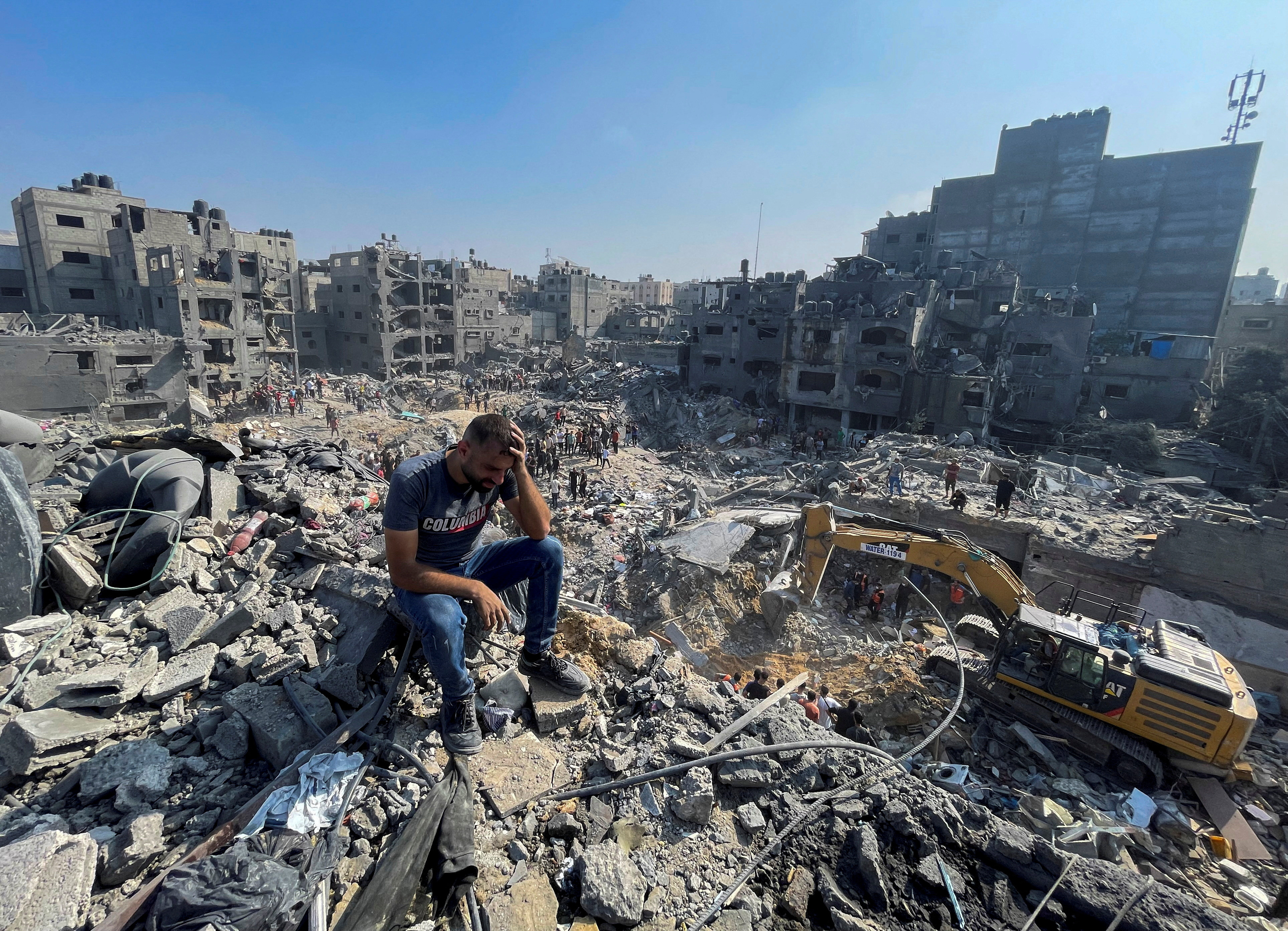 Homem lamenta enquanto palestinos buscam por vítimas após ataque de Israel no campo de refugiados de Jabalia, em Gaza