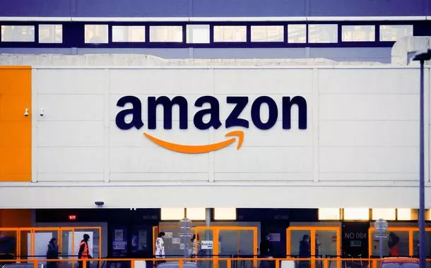 Logo da Amazon perto de Paris, na França