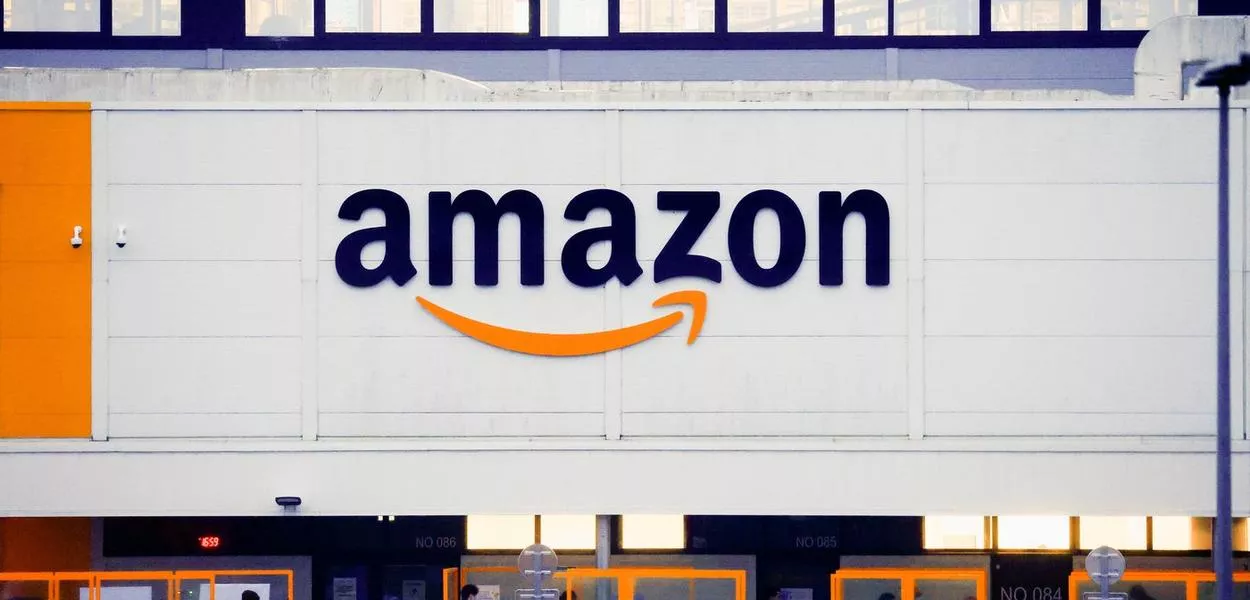 Logo da Amazon perto de Paris, na França