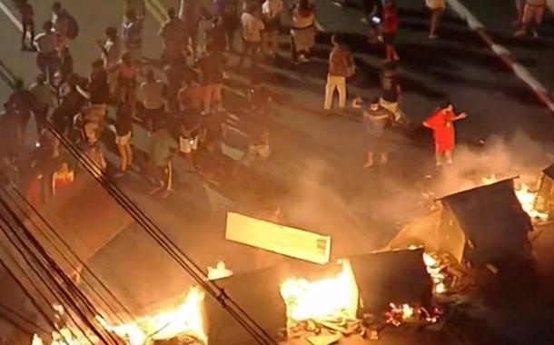 Manifestantes colocam fogo em objetos e protestam contra a falta de energia em SP (vídeo)