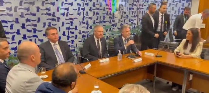 Embaixador de Israel se encontra com Bolsonaro e deputados da extrema direita na Câmara 08/11/2023