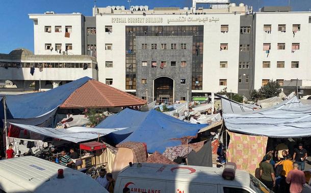 Palestinos se abrigam no hospital Al Shifa, em Gaza