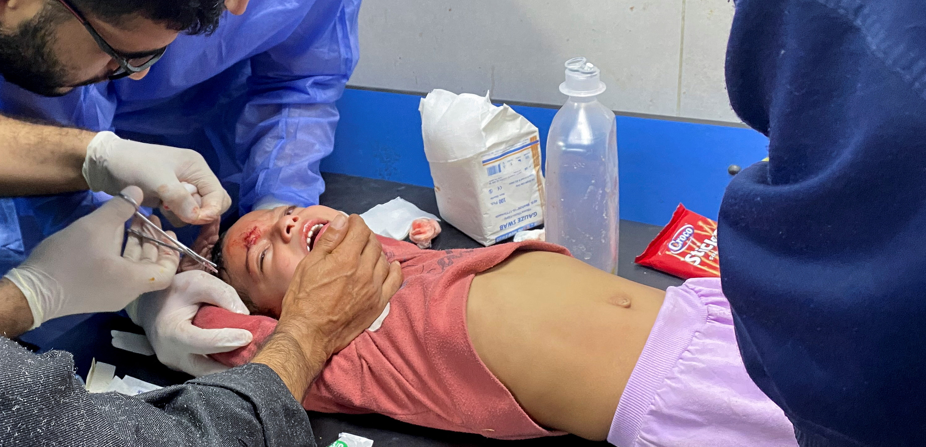 Menina recebe atendimento sem anestesia no Hospital Al Shifa em Gaza 8/11/2023