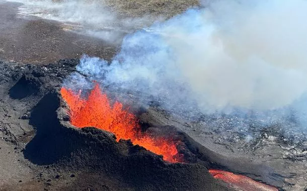 Islândia declara estado de emergência após 800 terremotos em 24 horas estimularem erupção vulcânica