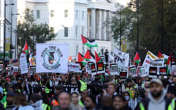 Multidões gritam 'Palestina livre' e pedem o fim do holocausto provocado pelo governo de Israel