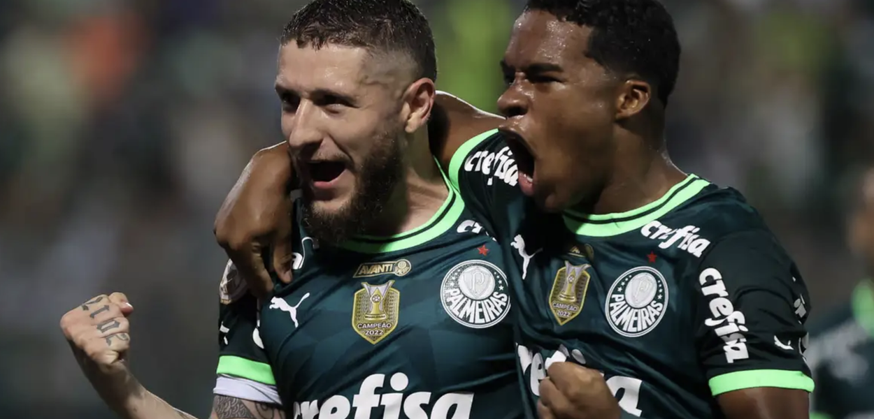 Jogadores do Palmeiras comemoram gol