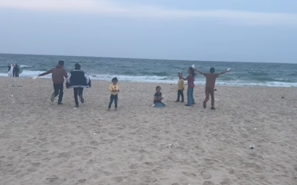 Após 35 dias em meio à guerra, crianças brasileiras resgatadas de Gaza se divertem em praia do Egito (vídeo)