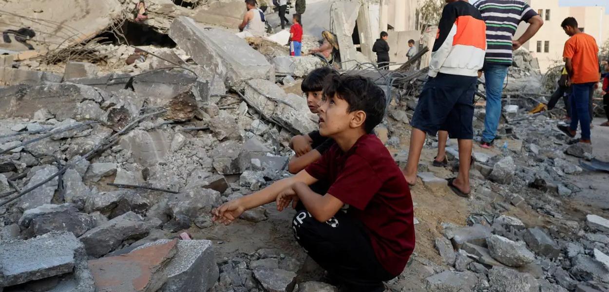 Crianças palestinas desamparadas em Gaza