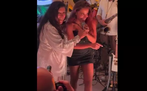 Anitta se incomoda com “elogio” de Regina Casé e dá fora em atriz: “eu sou fod* pq eu subo o vestido?” (vídeo)