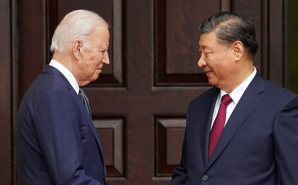 O presidente dos EUA, Joe Biden, aperta a mão do presidente chinês, Xi Jinping, na casa Filoli, à margem da cúpula da Cooperação Econômica Ásia-Pacífico (APEC), em Woodside, Califórnia, EUA, 15 de novembro de 2023