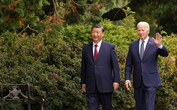 O presidente da China, Xi Jinping, e o presidente dos EUA, Joe Biden, caminham lado a lado, nos arredores casa Filoli, à margem da cúpula da Cooperação Econômica Ásia-Pacífico (APEC), em Woodside, Califórnia, EUA, 15 de novembro de 2023