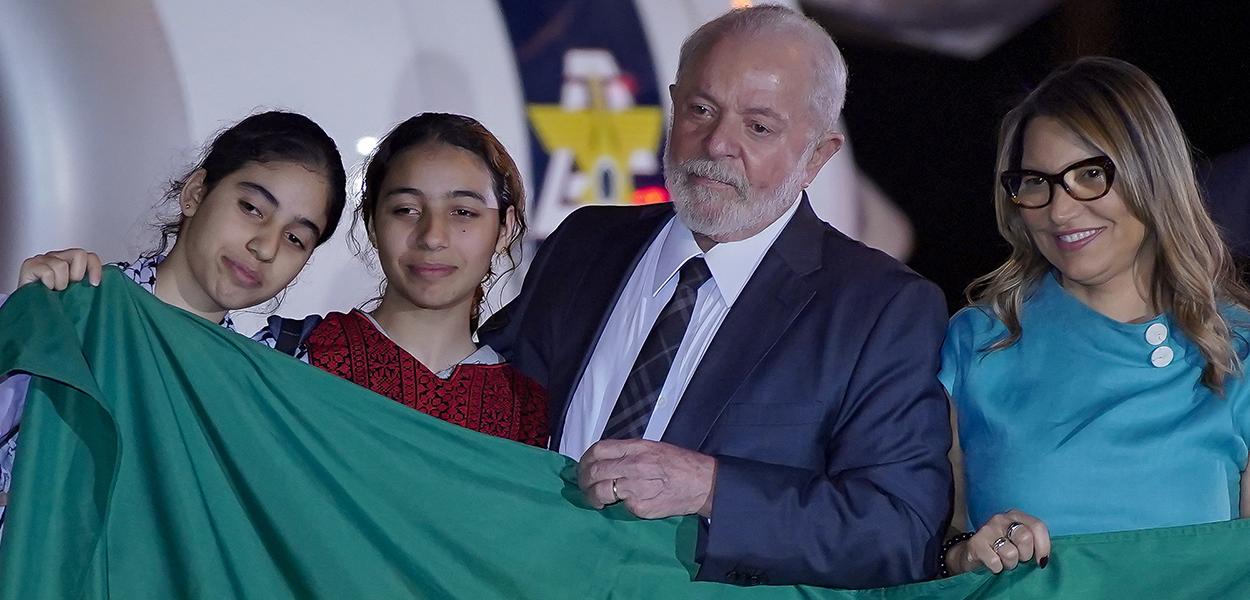 Lula e Janja recebem repatriados de Gaza