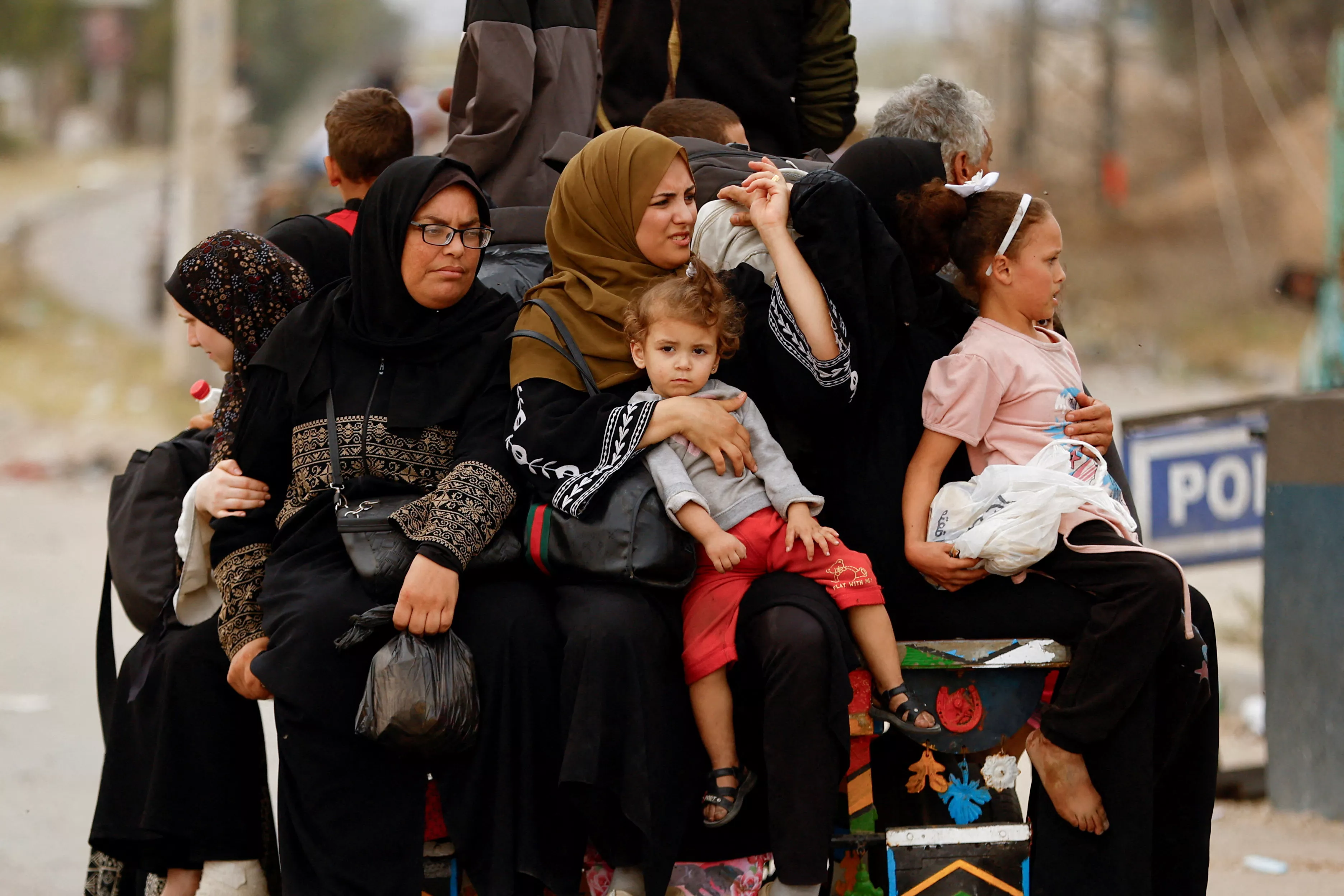 Palestinos fogem para o sul da Faixa de Gaza em meio a ataques israelenses no enclave
