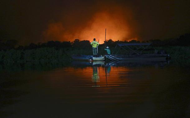 Brigadistas do ICMBio combatem fogo nas margens do rio Cuibá onde se ver o incêndio já do lado do Mato Grosso do Sul (MS).