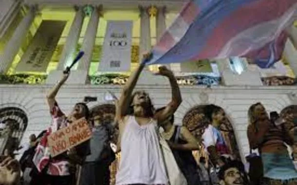 Trans e travestis marcham por equidade no centro do Rio