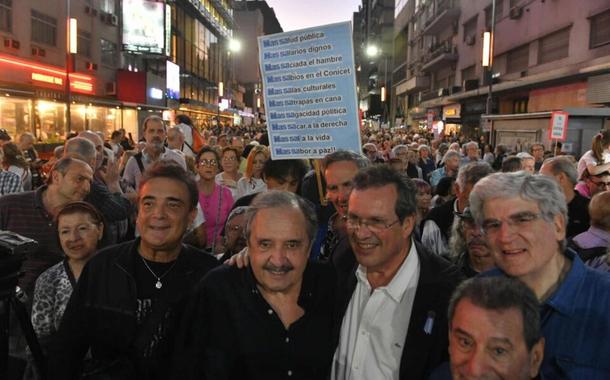 Passeata na defesa da democracia e cultura (Foto: Arquivo Pessoal) Passeata na defesa da democracia e cultura