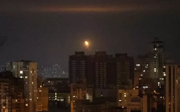 Ucrânia diz que Rússia lançou ataques aéreos em massa contra Kiev e outras cidades após alerta de Putin