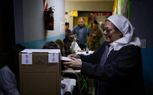 Argentinos começam a votar no segundo turno das eleições