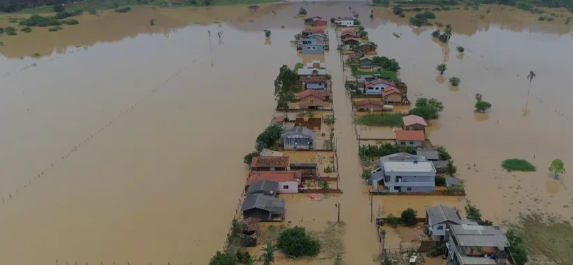 Tempestades intensas na região sul causaram inundações e desalojaram milhares de pessoas