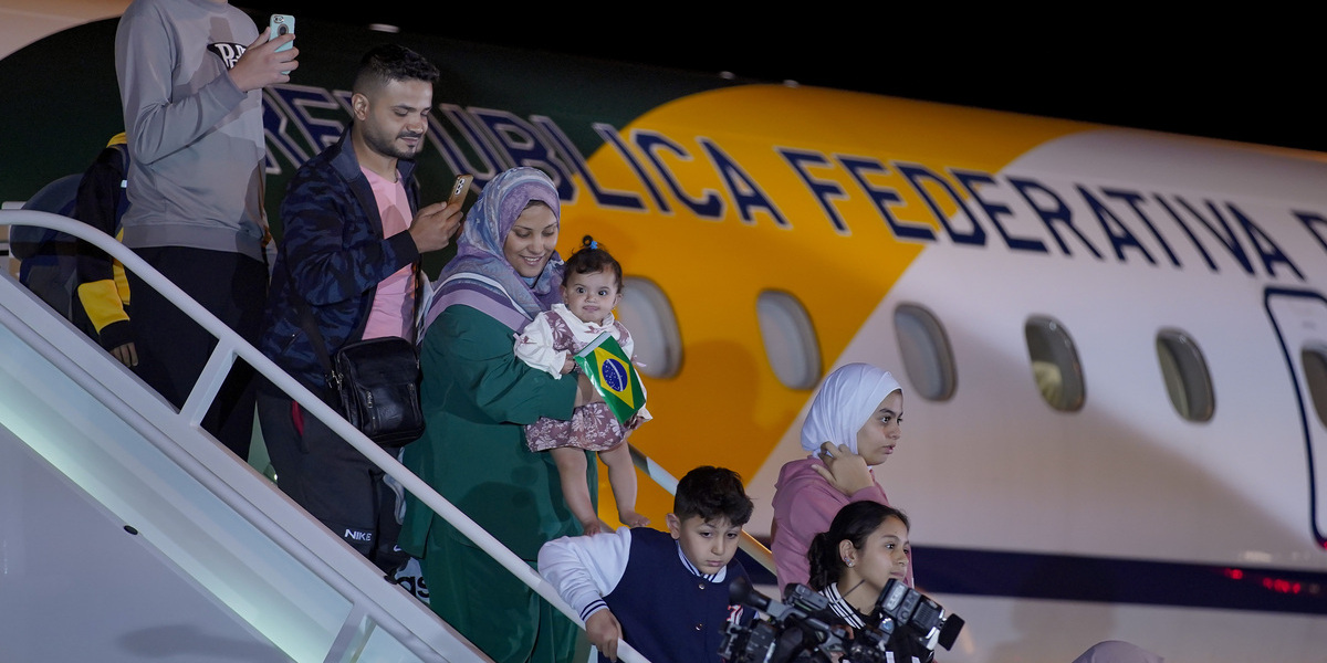 Chegada do avião presidencial com 32 resgatados da Faixa de Gaza.
