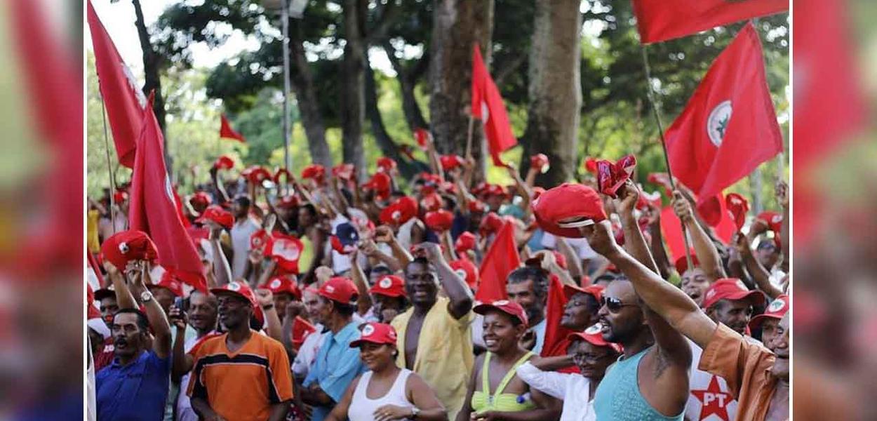 Mobilização feita por integrantes do Movimento dos Trabalhadores Rurais Sem Terra