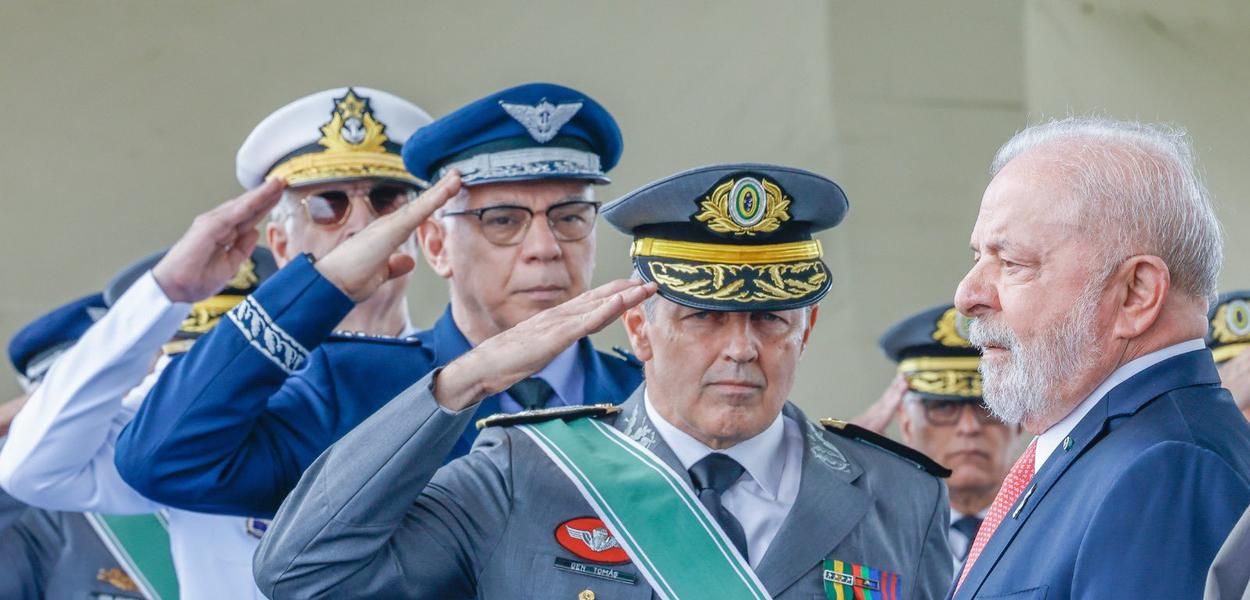 Presidente Lula e comandantes das Forças Armadas