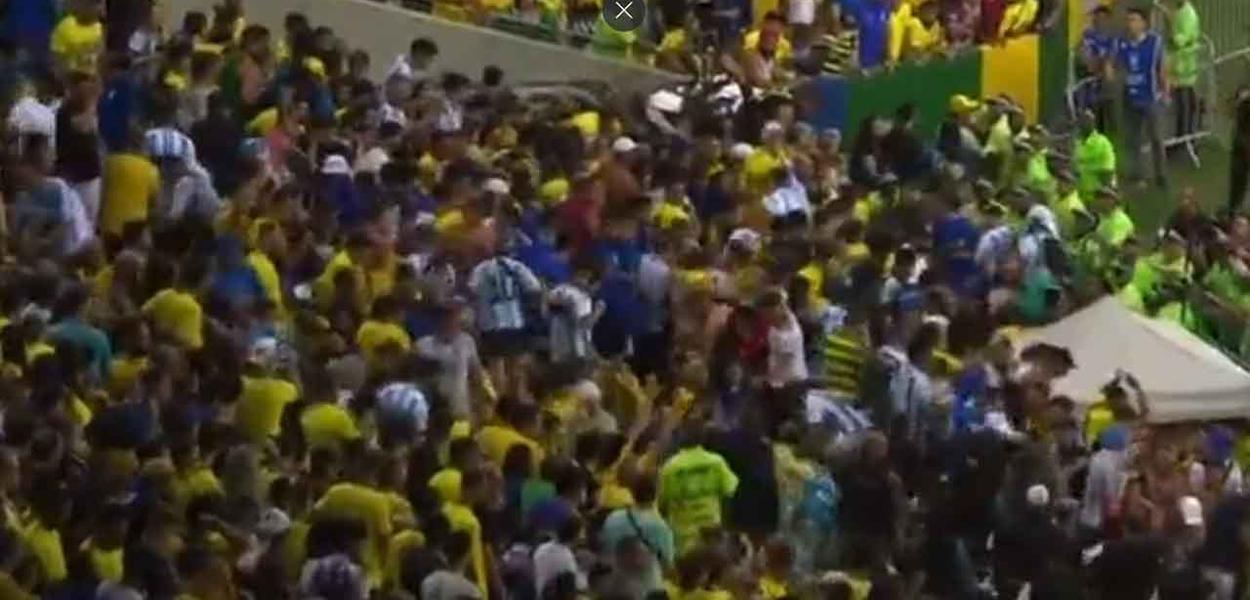 Brasil x Argentina tem briga generalizada de torcidas no Maracanã