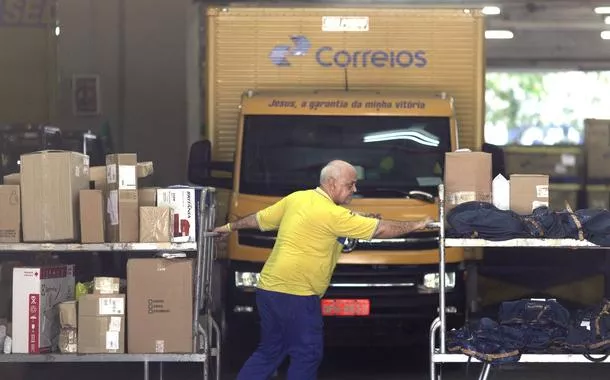 Funcionário dos Correios em unidade do Rio de Janeiro