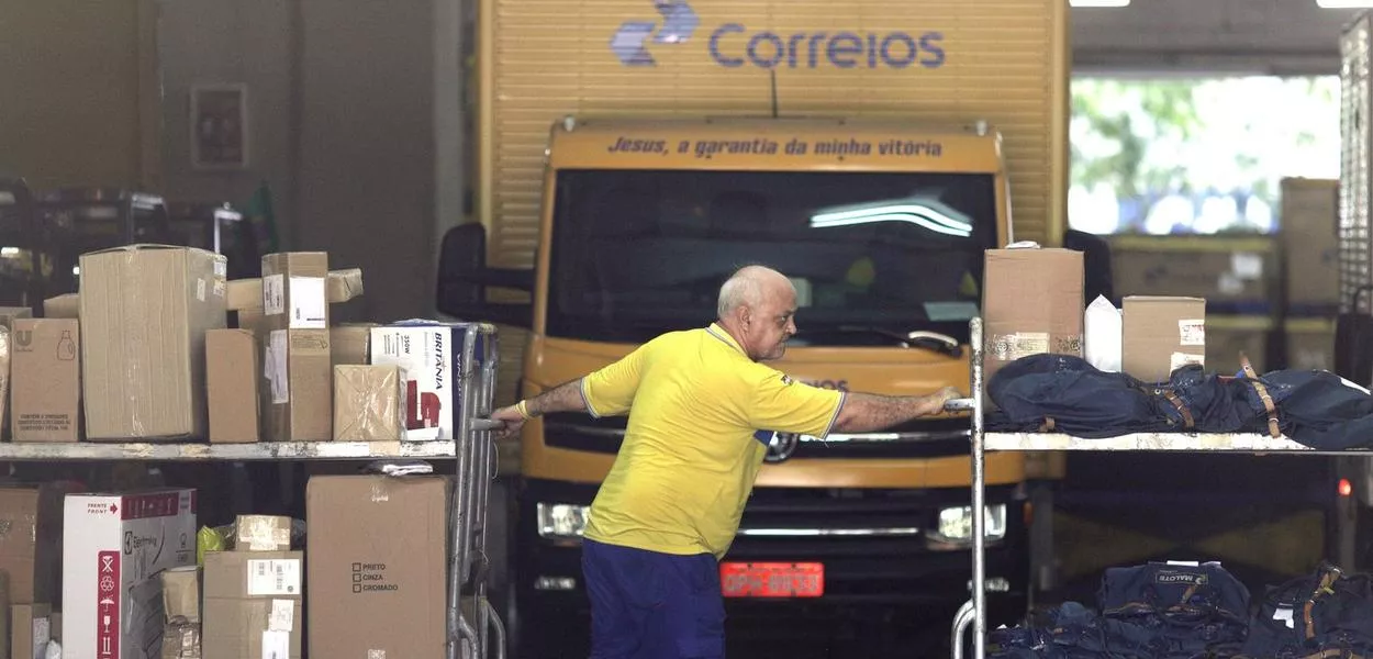Funcionário dos Correios em unidade do Rio de Janeiro