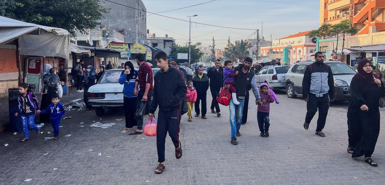Palestinos caminham na rua em  Khan Younis, no sul da Faixa de Gaza, 24 de novemeebro de 2023, REUTERS 