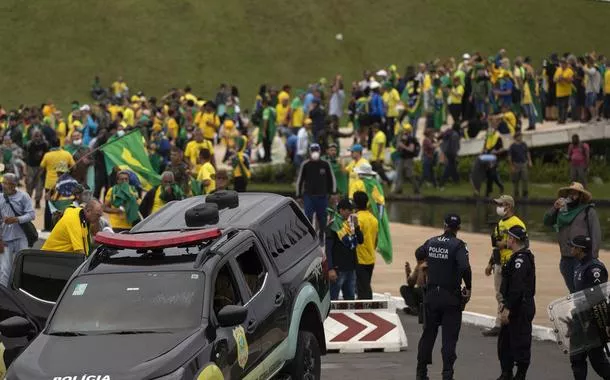 Golpistas invadem a praça dos Três Poderes