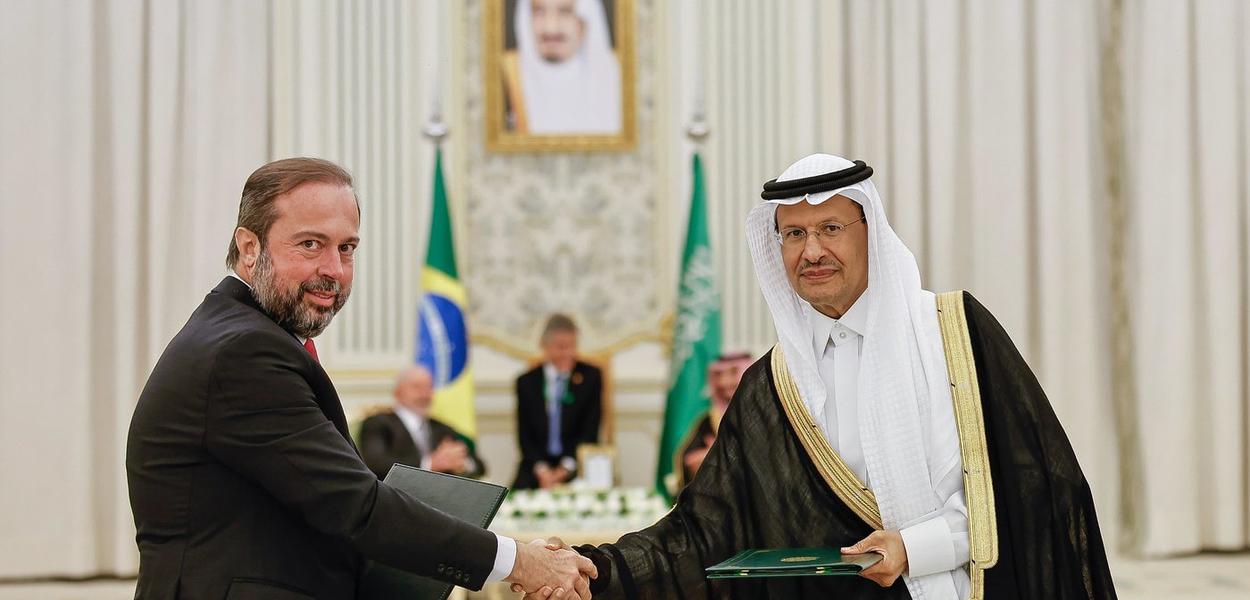 Alexandre Silveira assina acordo na Arábia Saudita