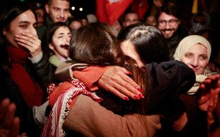 Prisioneiros palestinos libertados são recebidos em Ramallah
