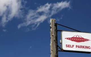 Uma placa de estacionamento no Little A’Le’Inn em Rachel, Nevada