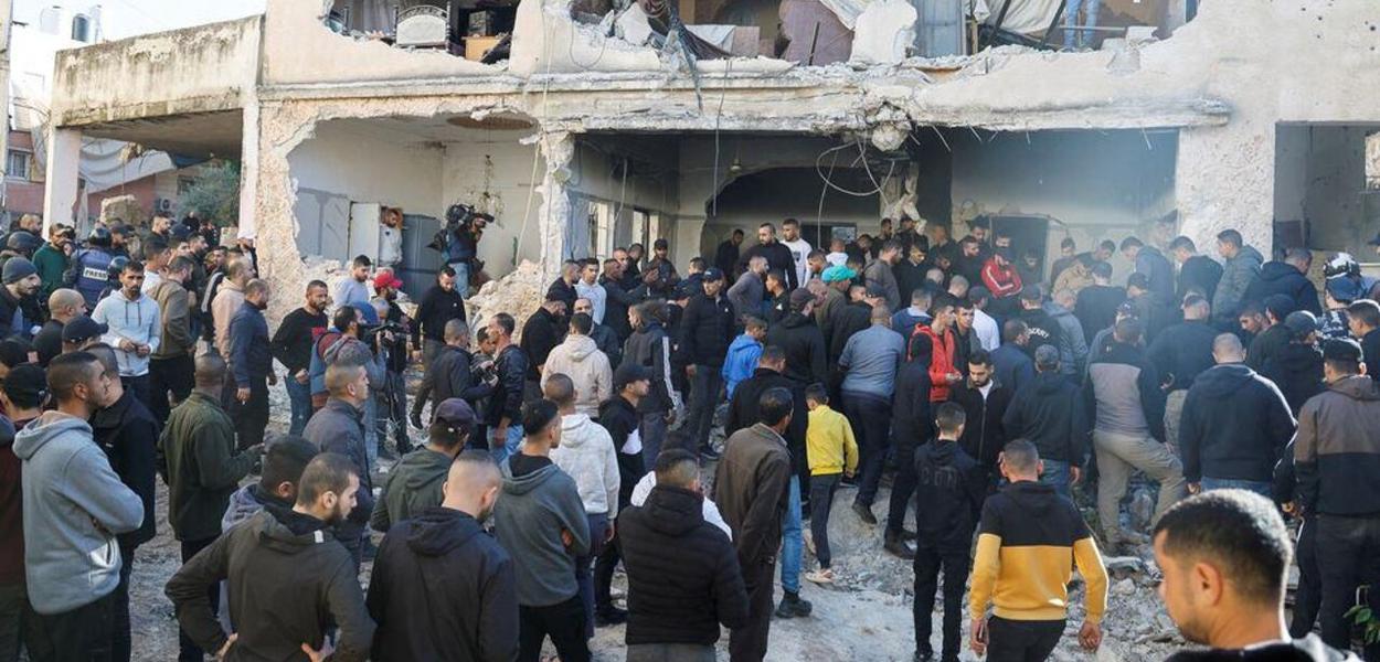 Palestinos verificam os danos após ataque em Jenin, na Cisjordânia ocupada por Israel