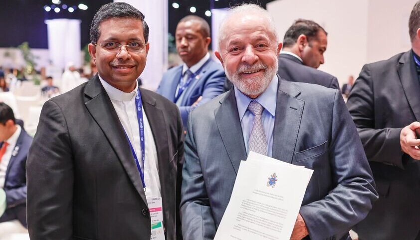 Presidente Lula com a carta recebida do Papa Francisco