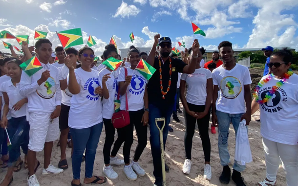 Irfaan Ali e jovens guianenses em Essequibo