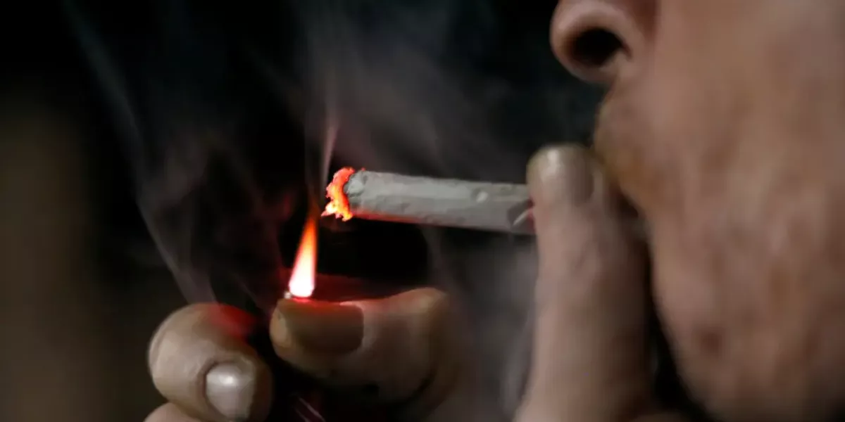Milícia do Rio lança cigarro próprio e ameaça matar quem fumar outra marca