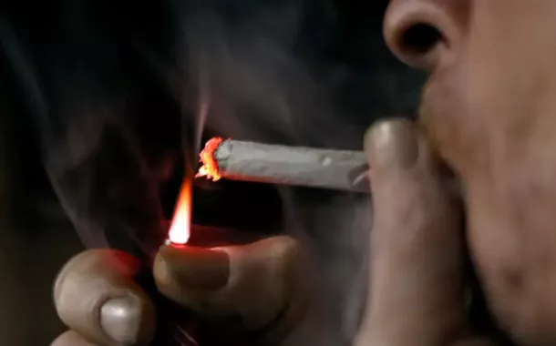 Milícia do Rio lança cigarro próprio e ameaça matar quem fumar outra marca