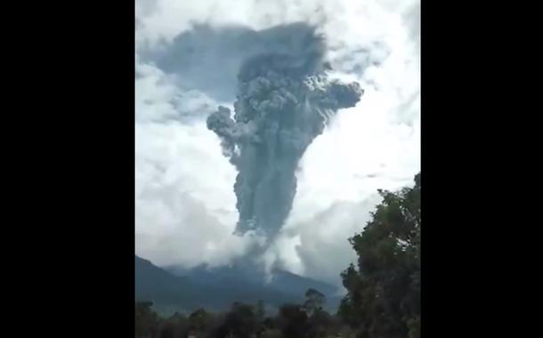 Vulcão entra em erupção e deixa alpinistas mortos em província na Indonésia (vídeo)