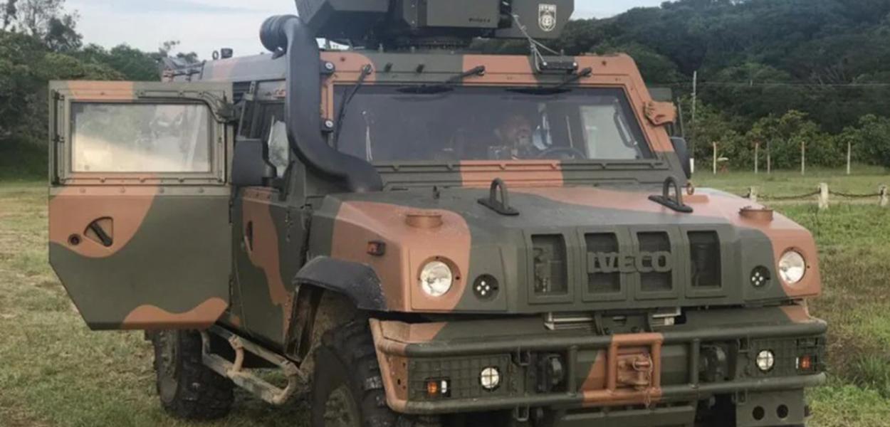 LO Exército Brasileiro envia 20 blindados para Roraima, em meio as