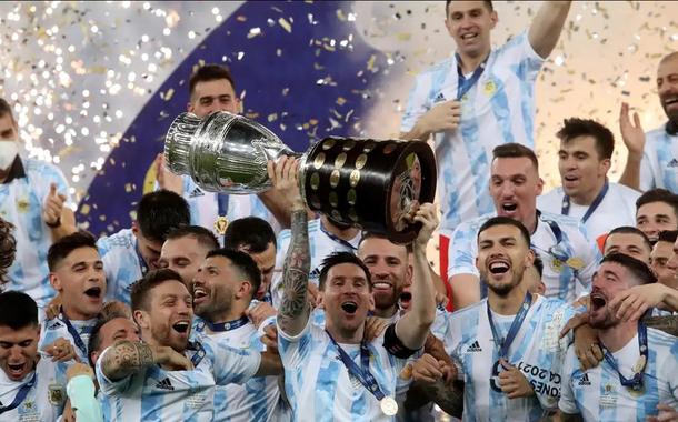 Argentinos comemoram título da Copa América após vencer o Brasil no Maracanã em julho de 2021