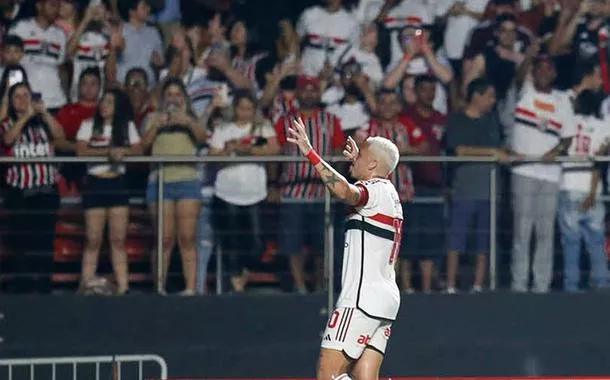 São Paulo derrota Criciúma para assumir 7ª posição do Brasileiro