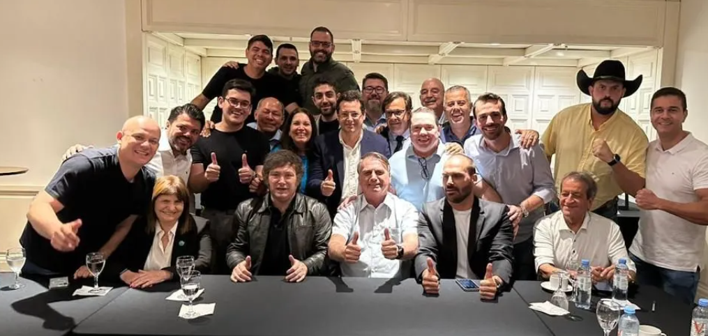 Comitiva de congressistas de extrema direita acompanha Jair Bolsonaro na Argentina